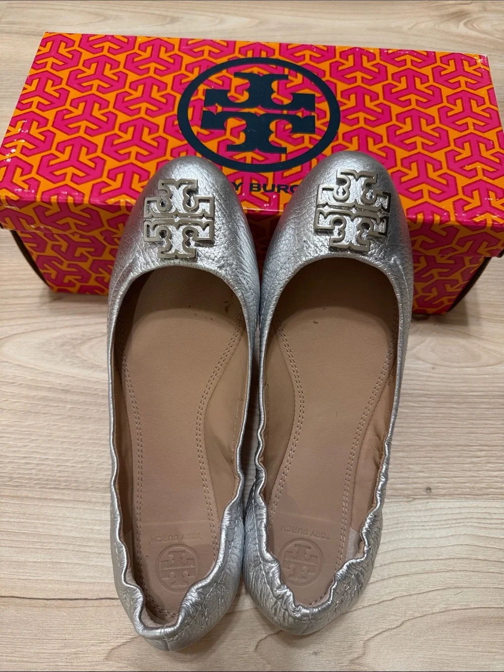 (95%New) Tory Burch Silver Logo Leather Ballet Flats, size 7